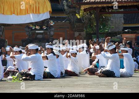 Balinais priant dans un temple à l'extérieur d'Ubud, Bali pour le festival Galungan. Bali, Indonésie Banque D'Images