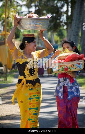 Les membres d'une communauté balinaise exécutent une mapeedÊÐ procession Ð au temple, portant des offrandes sur leur tête pour le temple de Sakenan Galungan, Bali, Indonésie Banque D'Images