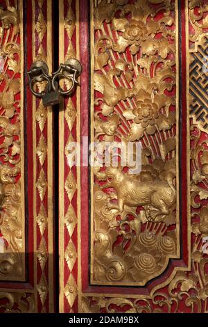 Portes en bois finement sculptées et peintes du bâtiment du temple, près d'Ubud, Bali, Indonésie Banque D'Images