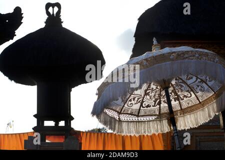 Silhouettes de bâtiments du temple et parasols rétroéclairés dans un temple, pendant le festival de Galungan. Ubud, Bali, Indonésie Banque D'Images