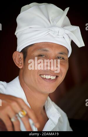 Portrait d'un homme balinais en tête blanche traditionnelle pour les festivités de Galungan, temple de Tirta Empul, Bali, Indonésie Banque D'Images