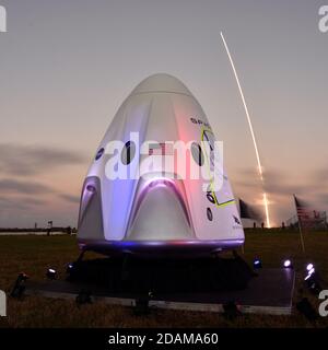 Cape Canaveral Air Force Station, Floride, États-Unis. 13 novembre 2020. Une exposition chronométrée d'une fusée Atlas V de United Launch Alliance (ULA) lors de son lancement à 5 h 32 du complexe 41 à la station aérienne de Cape Canaveral, en Floride, le vendredi 13 novembre 2020. À bord se trouve une charge utile classifiée, appelée NROL-101, pour le National reconnaissance Office des États-Unis. Au premier plan se trouve une maquette de l'engin spatial Crew Dragon maintenant prévu pour le lancement le 15. Photo de Joe Marino/UPI crédit: UPI/Alay Live News crédit: UPI/Alay Live News Banque D'Images