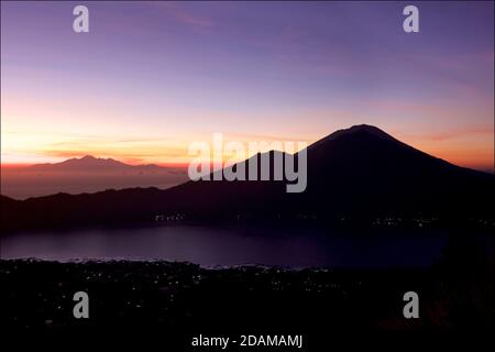 Vue sur le lac Batur vers le mont Agung et le mont Rinjani à Lombok au-delà. Bali, Indonésie Banque D'Images