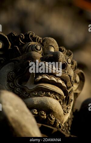 Rakasa - mythique gardien-démon hindou avec de longues dents à l'entrée du temple, Tanah Lot, Bali, Indonésie. Banque D'Images