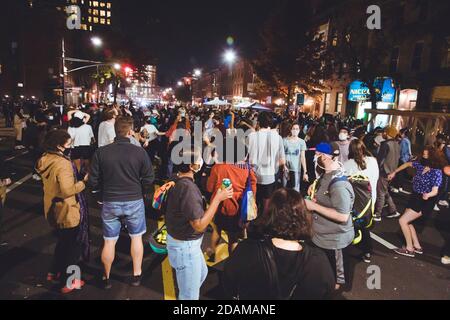 Foule de personnes célébrant le président élu Joe Biden la nuit, Brooklyn, New York, États-Unis Banque D'Images