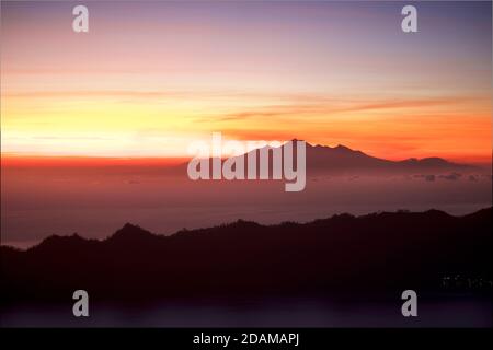 Vue sur le lac Batur vers le mont Agung et le mont Rinjani à Lombok au-delà. Bali, Indonésie Banque D'Images