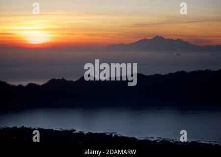 Vue sur le lac Batur vers le mont Rinjani sur l'île de Lombok au-delà, Bali, Indonésie Banque D'Images