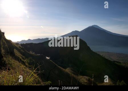 Vue en début de matinée depuis le bord de la caldeira du mont Batur Vue sur le Mont Agung (au-delà) et le Mont Abang Banque D'Images