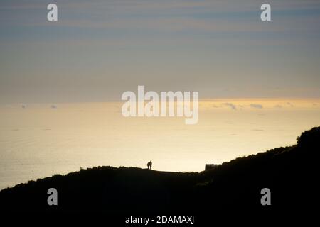 Mont Rinjani à Lombok vu d'une ascension du Mont Batur, Bali, Indonésie. Silhouettes de couple debout contre le ciel Banque D'Images