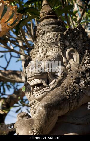Rakasa - gardien-démon hindou mythique avec de longues dents à l'entrée du temple de Tirta Empul, Bali, Indonésie. Gardien de porte - Dvarapala Banque D'Images