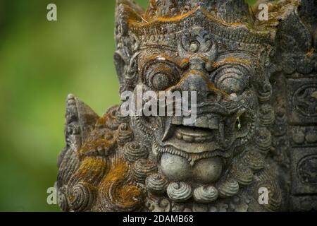 Rakasa - mythique gardien-démon hindou avec de longues dents à l'entrée du temple, Bali, Indonésie. Gardien de porte - Dvarapala Banque D'Images