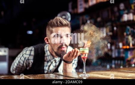 Portrait de barman crée un cocktail dans le pub Banque D'Images