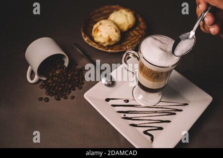 Dose en grand angle de mousse de lait versée dans un latte gastronomique Banque D'Images