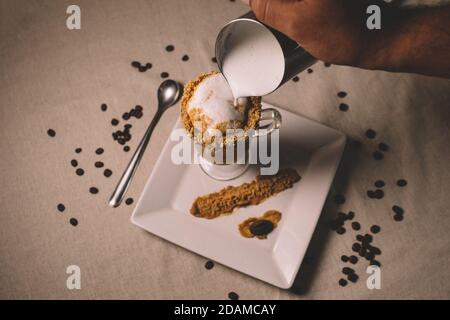 Dose en grand angle de mousse de lait versée dans un latte gastronomique Banque D'Images