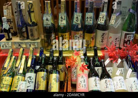 Saké de haute qualité exposé sur le célèbre marché de Nishiki de 400 ans, Kyoto JP Banque D'Images