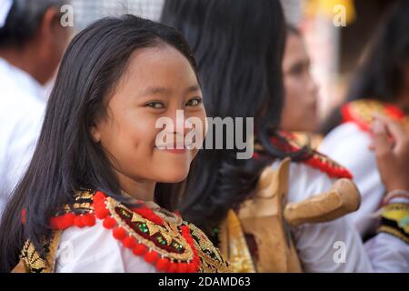 Jeune femme balinaise en tenue de danse festive pour la danse cérémonielle du temple, temple de Sakenan, Bali, Indonésie. Danse télék. Banque D'Images