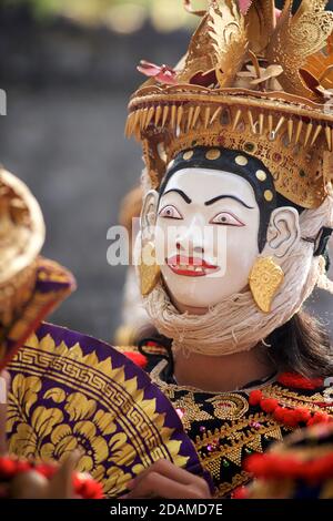 Jeune femme balinaise en tenue de danse festive pour la danse cérémonielle du temple, temple de Sakenan, Bali, Indonésie. Danse télék. Banque D'Images