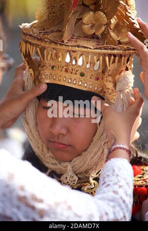 Jeune femme balinaise en tenue de danse festive pour la danse cérémonielle du temple, temple de Sakenan, Bali, Indonésie. Danse télék. Banque D'Images