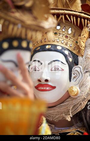 Jeune femme balinaise en tenue de danse festive pour la danse cérémonielle du temple, temple de Sakenan, Bali, Indonésie. Danse télék. Banque D'Images