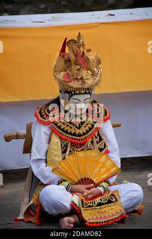 Jeune femme balinaise en tenue de danse festive pour la danse cérémonielle du temple, temple de Sakenan, Bali, Indonésie. Danse télék. Banque D'Images