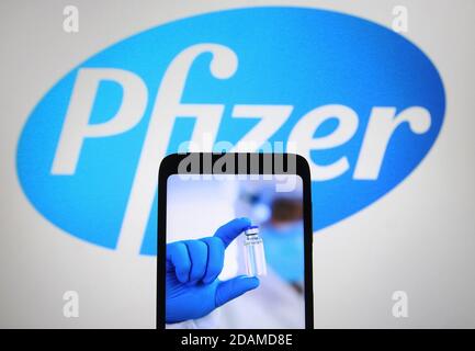 Ukraine. 13 novembre 2020. Un fragment du site Web de la société pharmaceutique multinationale américaine Pfizer est vu sur un écran de smartphone devant le logo dans cette photo illustration à Kiev, Ukraine.dans cette photo illustration le site Web d'une société pharmaceutique multinationale américaine Pfizer vu sur un écran de smartphone. Credit: Pavlo Gonchar/SOPA Images/ZUMA Wire/Alay Live News Banque D'Images