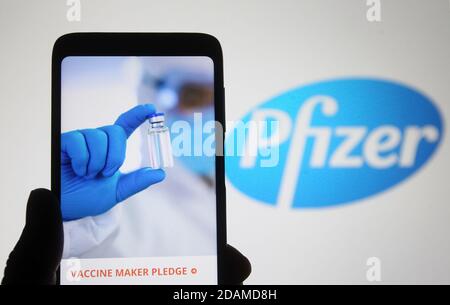 Ukraine. 13 novembre 2020. Site Internet de la société pharmaceutique multinationale américaine Pfizer est vu sur un écran de smartphone devant le logo dans cette photo illustration à Kiev, Ukraine.dans cette photo illustration le site Web d'une société pharmaceutique multinationale américaine Pfizer vu sur un écran de smartphone. Credit: Pavlo Gonchar/SOPA Images/ZUMA Wire/Alay Live News Banque D'Images