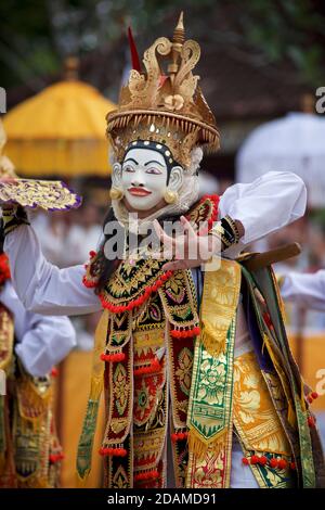 Jeune femme balinaise en tenue de danse festive pour la danse cérémonielle du temple, temple de Sakenan, Bali, Indonésie. Danse télék. Banque D'Images