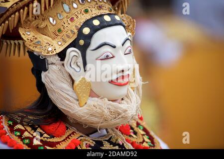 Jeune femme balinaise en tenue de danse festive pour la danse cérémonielle du temple, temple de Sakenan, Bali, Indonésie. Danse télék. Banque D'Images