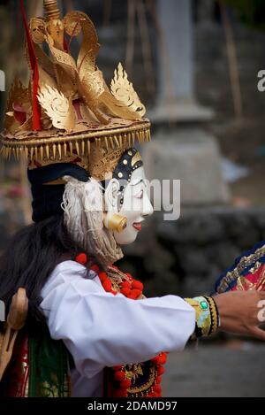 Jeune femme balinaise en tenue de danse festive pour la danse cérémonielle du temple, temple de Sakenan, Bali, Indonésie. Danse télék. Banque D'Images