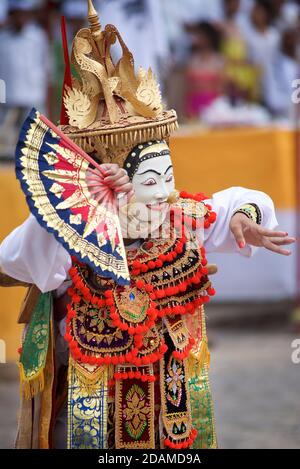 Jeune femme balinaise en tenue de danse festive pour la danse cérémonielle du temple, temple de Sakenan, Bali, Indonésie. Danse télék. Banque D'Images