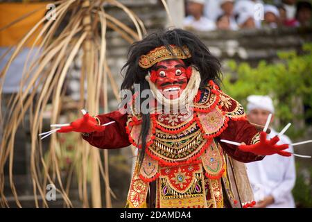 Danse balinaise masquée. Partie de la danse Barong. Jauk Keras dépeint le roi des géants. Un chiffre dynamique mais effrayant. Topeng. Temple de Sakenan, Bali, Indonésie Banque D'Images