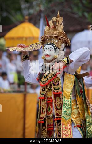 Jeune femme balinaise en tenue de danse festive pour la danse cérémonielle du temple, temple de Sakenan, Bali, Indonésie. Danse télék. Banque D'Images