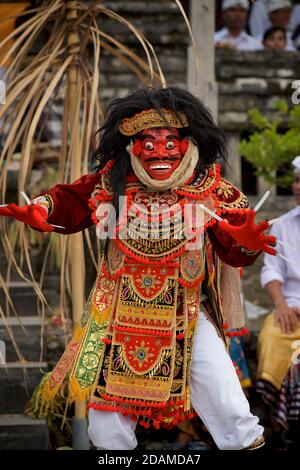 Danse balinaise masquée. Partie de la danse Barong. Jauk Keras dépeint le roi des géants. Un chiffre dynamique mais effrayant. Topeng. Temple de Sakenan, Bali, Indonésie Banque D'Images
