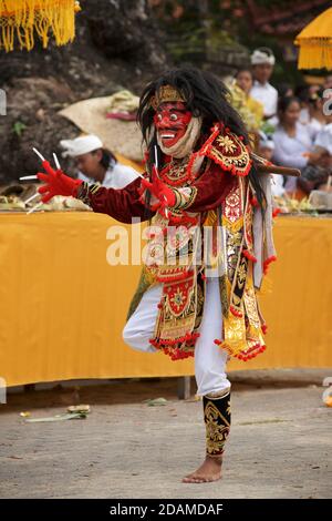 Danse balinaise masquée. Partie de la danse Barong. Jauk Keras dépeint le roi des géants. Un chiffre dynamique mais effrayant. Topeng. Temple de Sakenan, Bali, Indonésie Banque D'Images