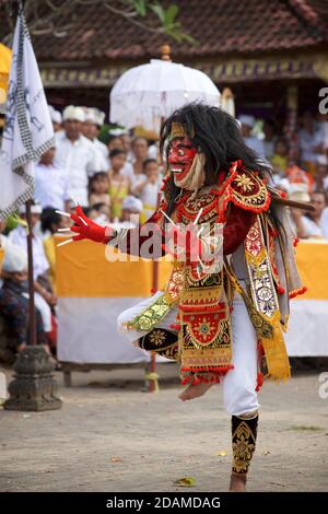 Danse balinaise masquée. Partie de la danse Barong. Jauk Keras dépeint le roi des géants. Un chiffre dynamique mais effrayant. Topeng. Temple de Sakenan, Bali, Indonésie Banque D'Images