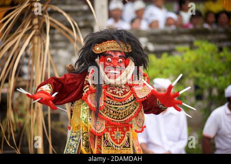 Danse balinaise masquée. Partie de la danse Barong. Jauk Keras dépeint le roi des géants. Un chiffre dynamique mais effrayant. Topeng. Temple de Sakenan, Bali, Indonésie Banque D'Images