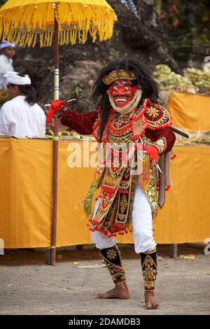 Danse balinaise masquée. Partie de la danse Barong. Jauk Keras dépeint le roi des géants. Un chiffre dynamique mais effrayant. Topeng. Temple de Sakenan, Bali, Indonésie Banque D'Images