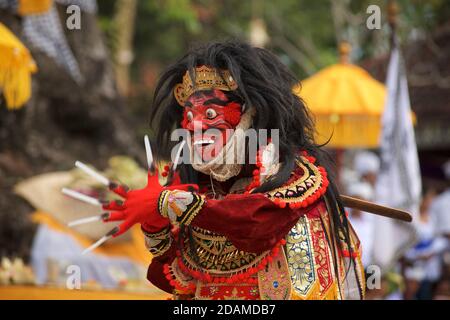 Danse balinaise masquée. Partie de la danse Barong. Jauk Keras dépeint le roi des géants. Un chiffre dynamique mais effrayant. Topeng. Temple de Sakenan, Bali, Indonésie Banque D'Images