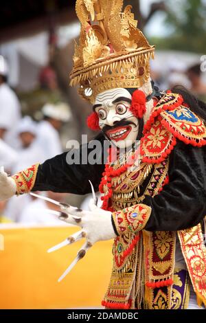 Danse balinaise masquée. Partie de la danse Barong. Topeng Jauk Manis représente un type de caractère connu sous le nom de Jauk Manis. Jauk Manis n'est pas un caractère spécifique mais peut être utilisé pour représenter une variété d'antagonistes, tels que des géants malveillants, des rois cruels, ou des démons hostiles. Bali, Indonésie Banque D'Images