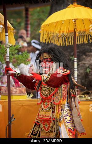 Danse balinaise masquée. Partie de la danse Barong. Jauk Keras dépeint le roi des géants. Un chiffre dynamique mais effrayant. Topeng. Temple de Sakenan, Bali, Indonésie Banque D'Images