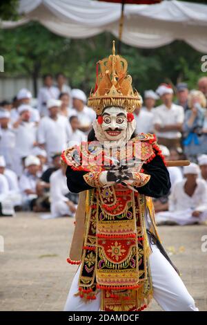 Danse balinaise masquée. Partie de la danse Barong. Topeng Jauk Manis représente un type de caractère connu sous le nom de Jauk Manis. Jauk Manis n'est pas un caractère spécifique mais peut être utilisé pour représenter une variété d'antagonistes, tels que des géants malveillants, des rois cruels, ou des démons hostiles. Bali, Indonésie Banque D'Images