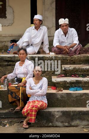 Templegoers balinais en robe de fête pour les célébrations de la fête de Galungan, temple de Sakenan, Bali, Indonésie Banque D'Images
