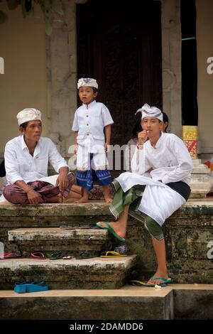 Templegoers balinais en robe de fête pour les célébrations de la fête de Galungan, temple de Sakenan, Bali, Indonésie Banque D'Images