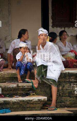 Templegoers balinais en robe de fête pour les célébrations de la fête de Galungan, temple de Sakenan, Bali, Indonésie Banque D'Images