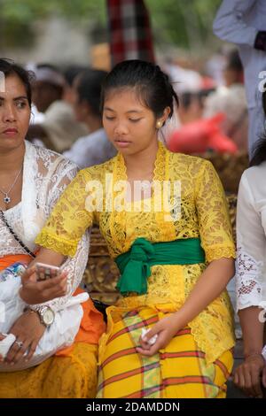Jeune jaune balinais en tenue traditionnelle de fête à Sakenan tempe, Bali, Indonésie Banque D'Images