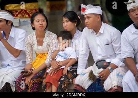 Templegoers balinais en robe de fête pour les célébrations de la fête de Galungan, temple de Sakenan, Bali, Indonésie Banque D'Images