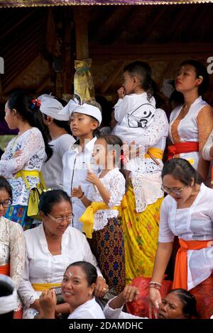 Templegoers balinais en robe de fête pour les célébrations de la fête de Galungan, temple de Sakenan, Bali, Indonésie Banque D'Images