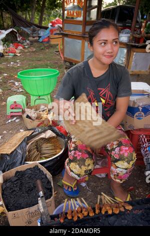 Vendeur de satay balinais, île de Serangan, Bali, Indonésie Banque D'Images