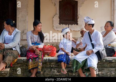 Templegoers balinais en robe de fête pour les célébrations de la fête de Galungan, temple de Sakenan, Bali, Indonésie Banque D'Images