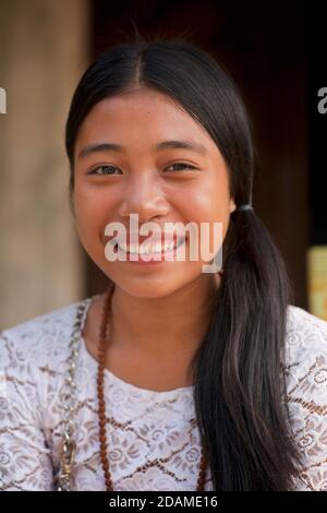 Portrait d'une jeune femme balinaise vêtue de fête au temple de Sakenan, Bali, Indonésie Banque D'Images